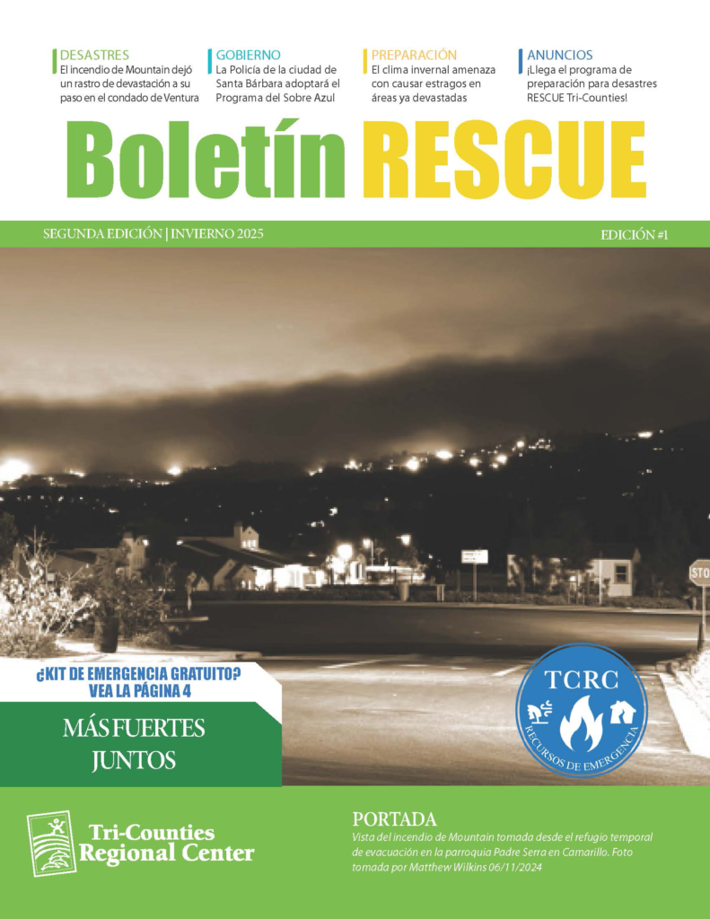 Same sepia-toned nighttime photo of a street and smoky, fire-lit hills. Above it, the title reads ‘Boletín RESCUE Segunda Edición | Invierno 2025 Edición #1.’ A white callout box on the cover reads ‘¿Kit de Emergencia Gratuito? Vea la Página 4.’ A green banner at the bottom says ‘Más Fuertes Juntos’ above the Tri-Counties Regional Center logo and a blue TCRC Recursos de Emergencia emblem.